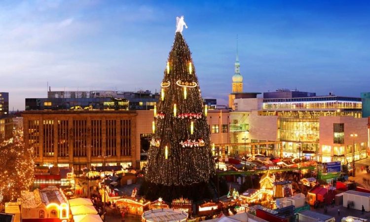 Christmas market with gigantic tree in Dortmund, Ruhr - Amazing Capitals